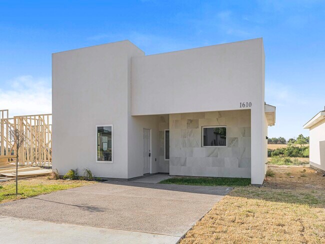 Building Photo - 1610 Lomas Del Sur