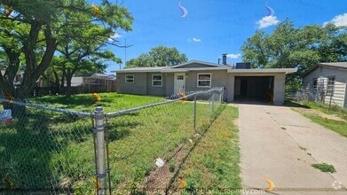 Building Photo - 2417 Oak Dr