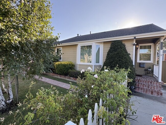 Building Photo - 2417 Andreo Ave