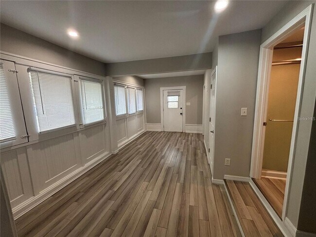 Foto del edificio - 107 W 6th St