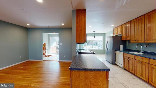Building Photo - 8606 Magnolia Dr