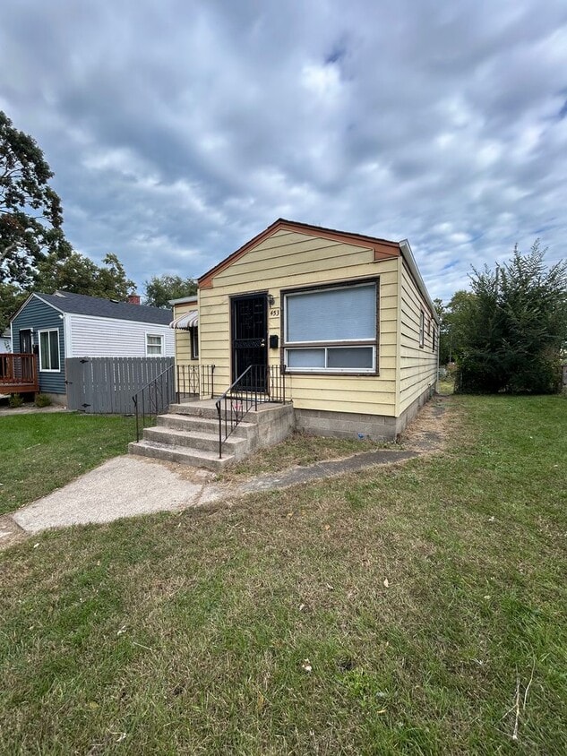 Primary Photo - COZY HOME LOCATED CLOSE TO EVERYTHING!