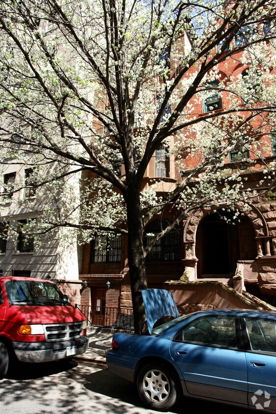Building Photo - 33 W 82nd St