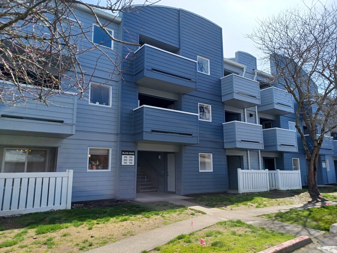 Front - 6048 SE Drake St