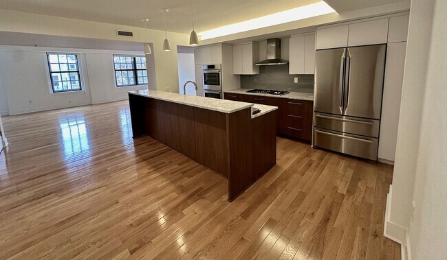 Foto del edificio - Renovated Pre-War 3 Bedroom Apartment