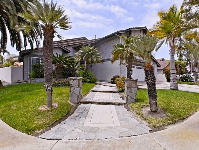Building Photo - Spectacular 4 bedroom family home with oce...
