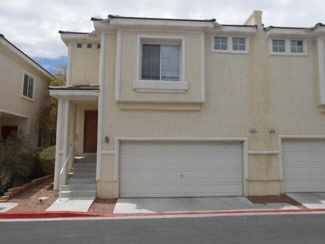 Foto del edificio - Stunning Home in Green Valley in Gated Com...