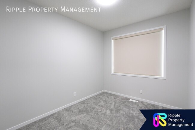 Photo du bâtiment - GORGEOUS 2 BEDS + DEN / 2 BATH MAIN FLOOR