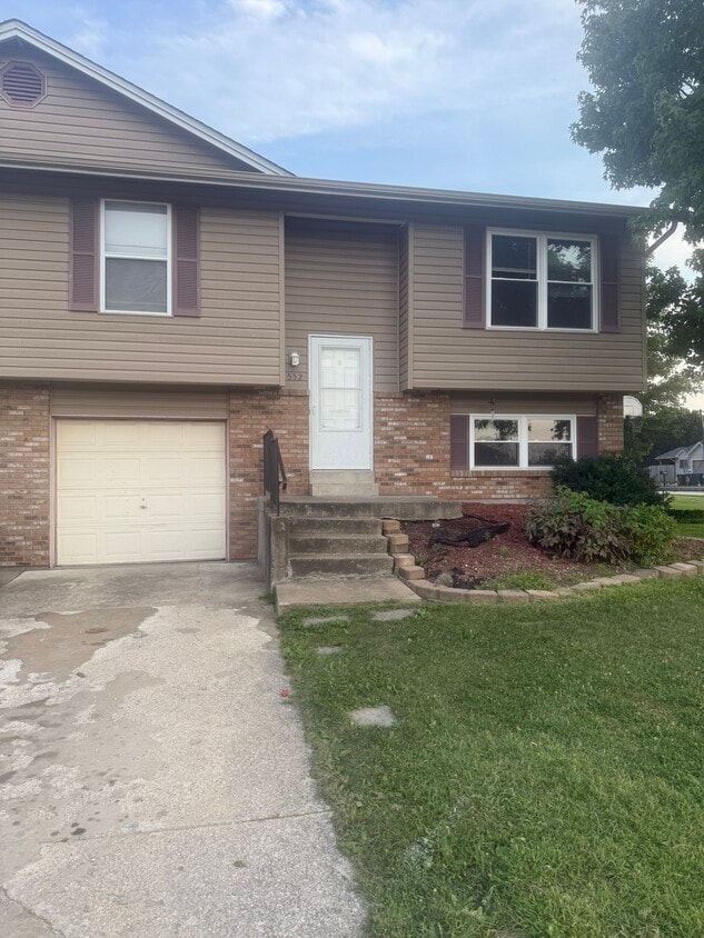 Primary Photo - 552 Manor Hill Ln