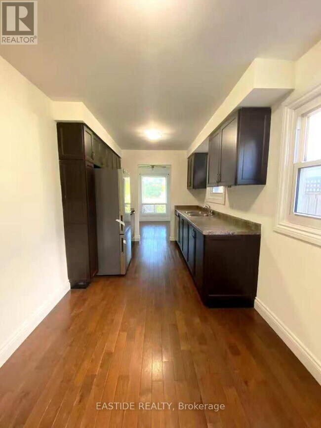 Building Photo - 1540 Norwill Crescent