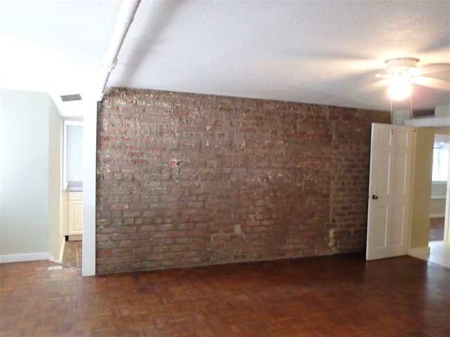 Building Photo - Charming One Bedroom Apartment close to Fo...