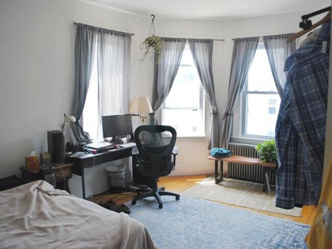 Photo - Huge 3 bed with in-unit laundry. House