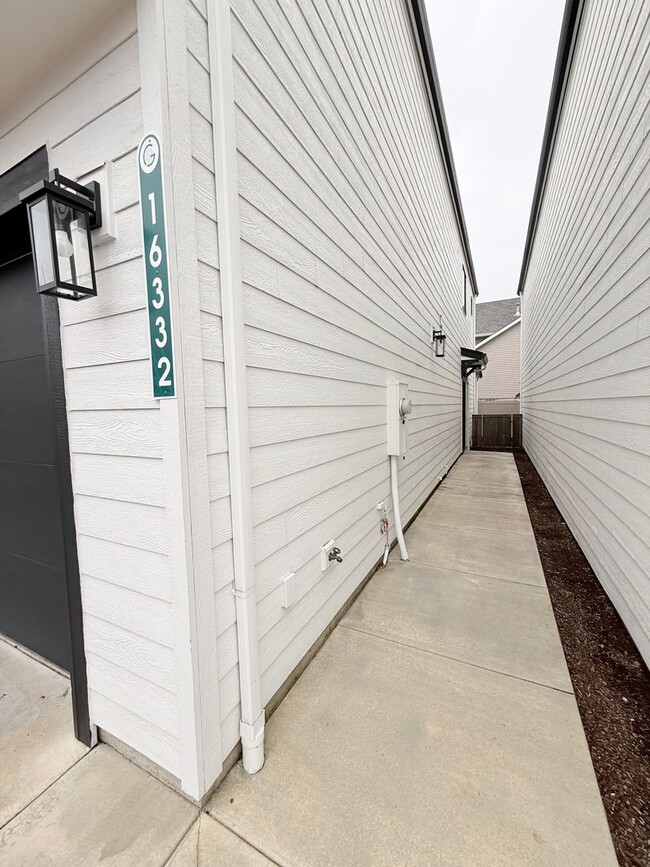 Building Photo - Gorgeous 3 Bedroom 2.5 Bathroom Home-Union Highschool