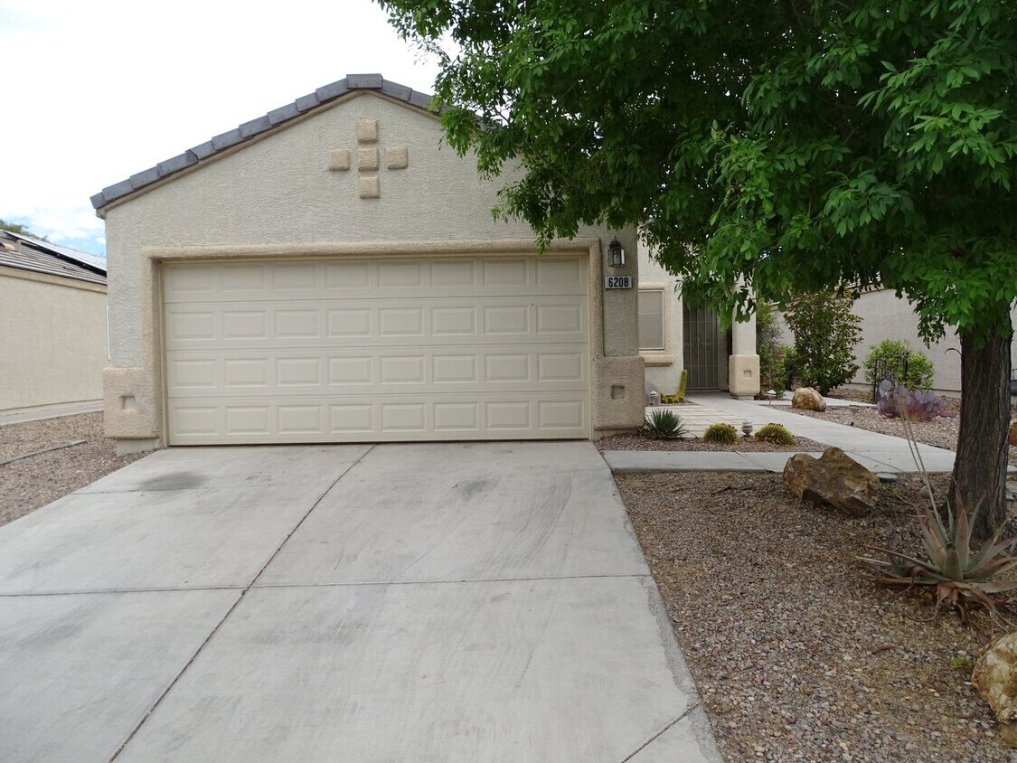 Foto principal - 3 Bedroom Single Story Northwest Vegas Home