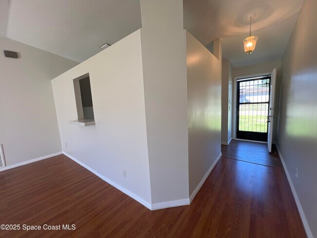 Foto del edificio - 399 Fluvia Ave SE