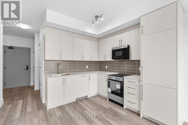 Building Photo - 2075-2075 King Rd
