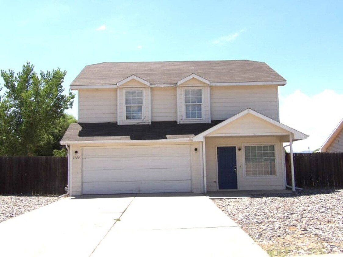 Foto principal - 4 bed/2.5 bath Single Family Home