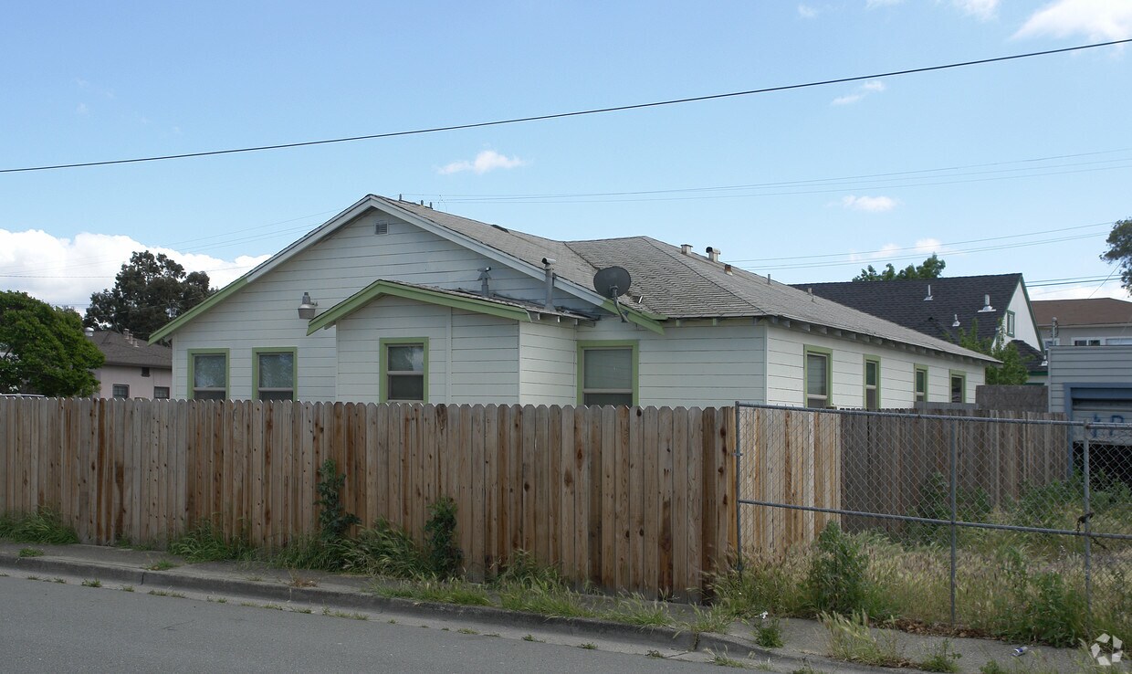 Building Photo - 1118 Maple St