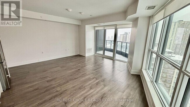 Photo du bâtiment - 585-2585 Bloor St E