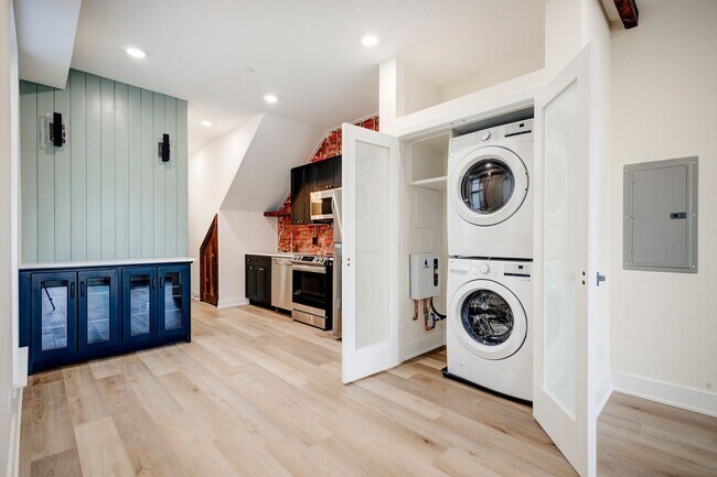 Foto del edificio - 2337 N COLLEGE AVE - 4 UNIT HOUSE