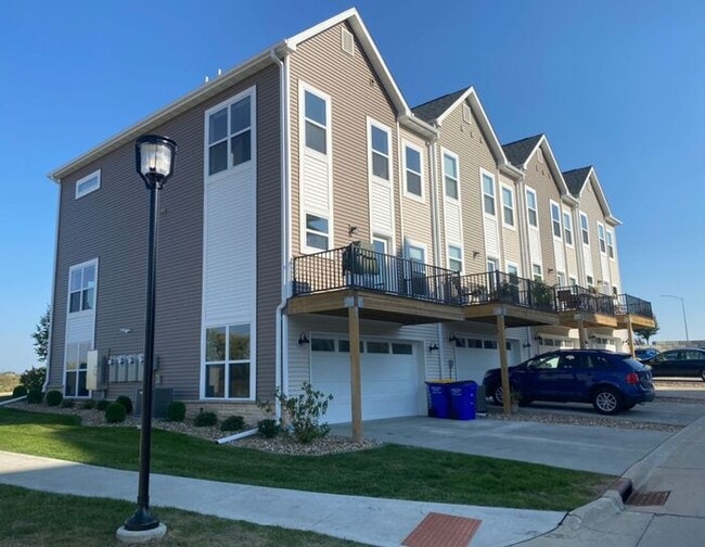 Building Photo - $2,275 | 3 Bedroom, 2.5 Bathroom Town Home | Pet Friendly | Sublease* | Available for August 1st,...