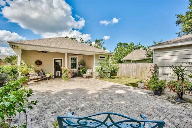 Foto del edificio - 1121 E Maxwell St