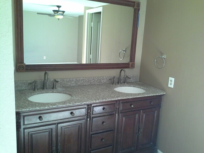 Foto del edificio - 8350 N 50th Dr