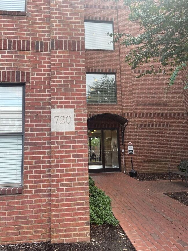 Photo - Studio w/ In-Unit Laundry near Tom Lee Park House