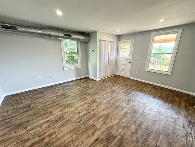 Foto del edificio - 902 Robinson St