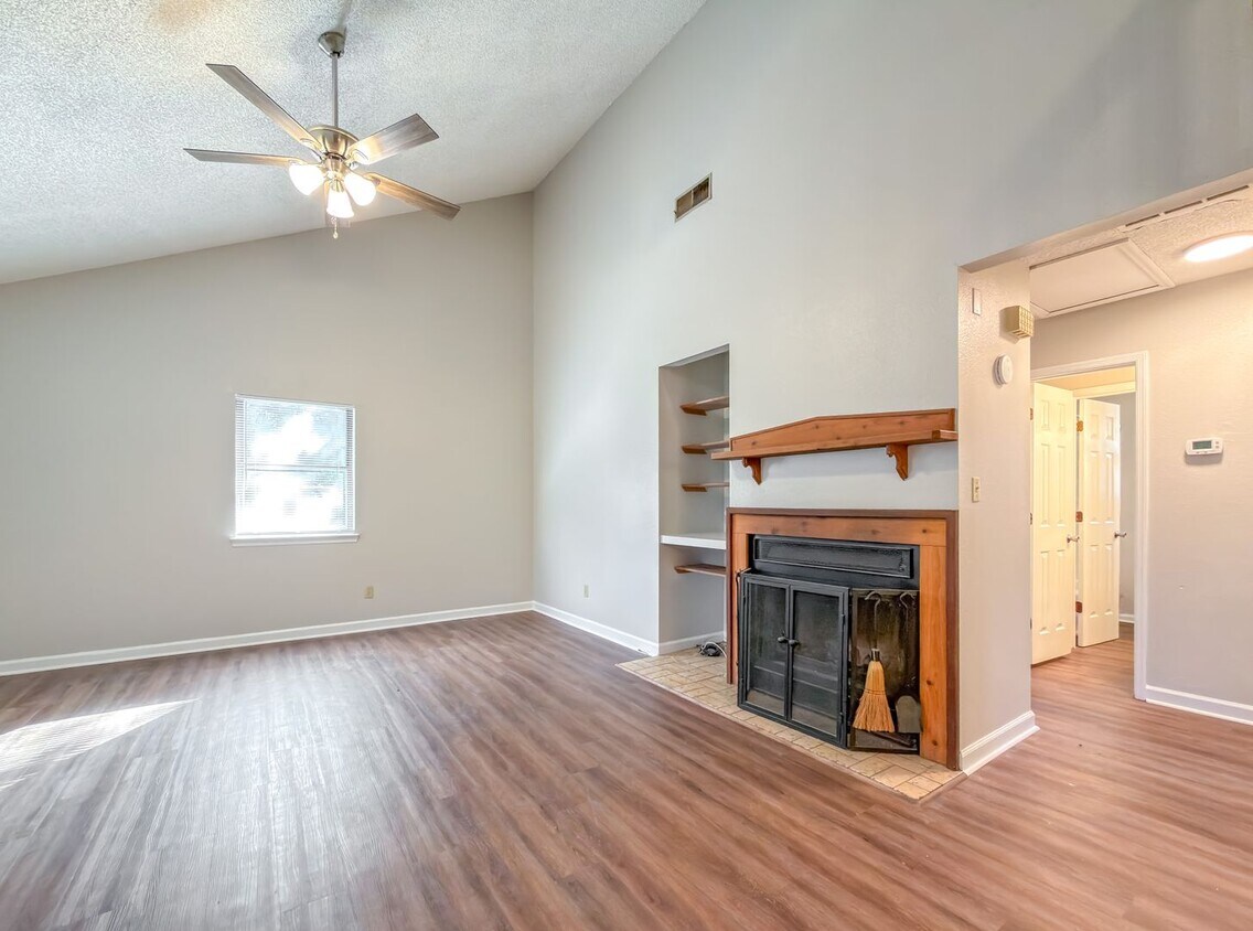 Foto principal - SOUTHEAST HIDDEN GEM! 2/1.5 Townhome w/ Lo...