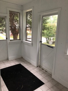 Building Photo - 2 bedroom AVAILABLE AUGUST 2025; Close to ...