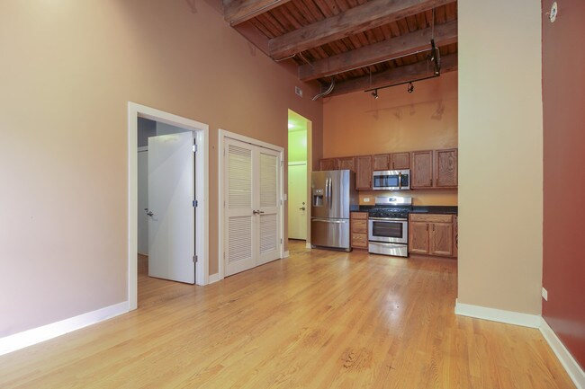 Building Photo - 1050 W Hubbard St