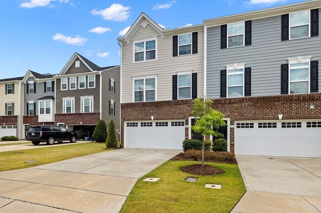 Foto del edificio - **End Unit 3/3 Townhome in Great Location**