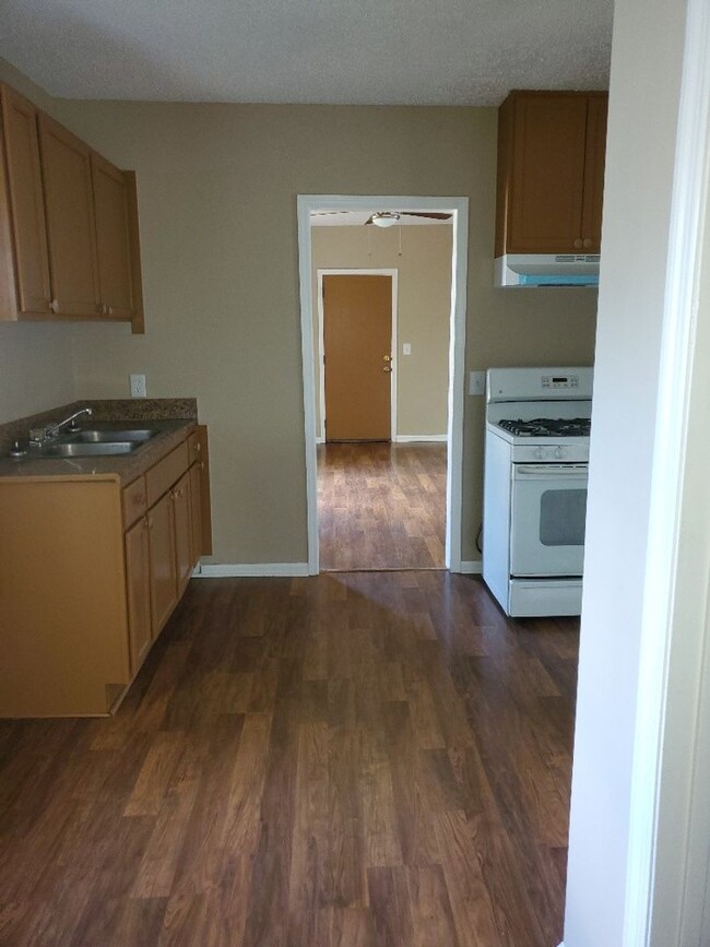 Building Photo - Cute & Cozy 2 Bedroom 1 Bath *MOVE IN SPEC...