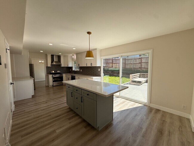 Foto del edificio - Modern 3BR/2BA Vista Home with 2-Car Garage and Private Yard