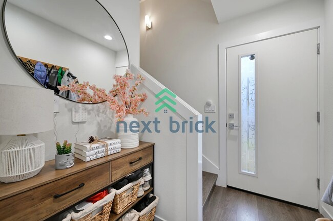 Building Photo - 2 BED & 2 BATH TOWNHOUSE FOR RENT