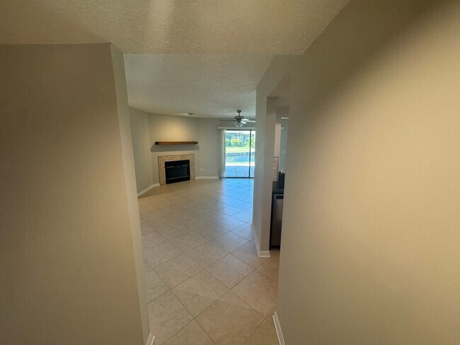 Foto del edificio - Spacious Two Bedroom Two Bath Condo in Pon...