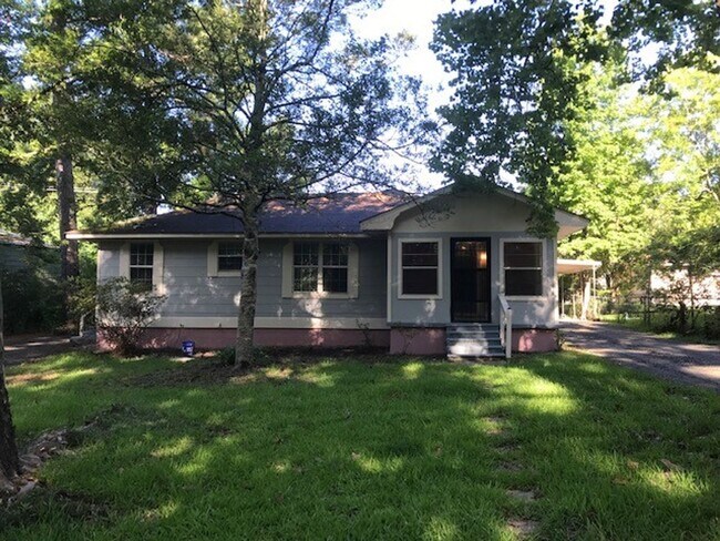 Building Photo - 2 Bedroom 1 Bath with Large Rooms