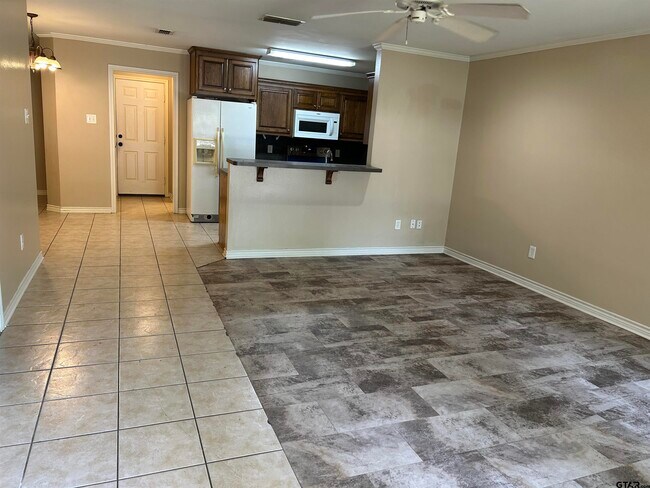 Foto del edificio - 8325 Garrett Dr