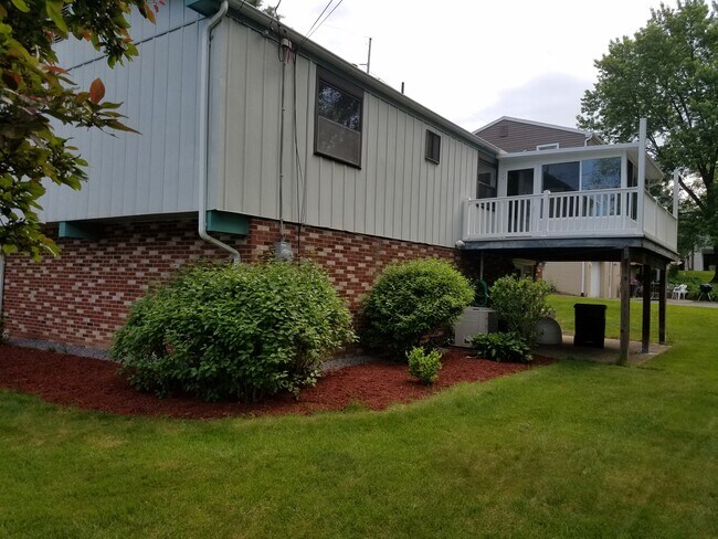 Building Photo - 475 Mohican Ave