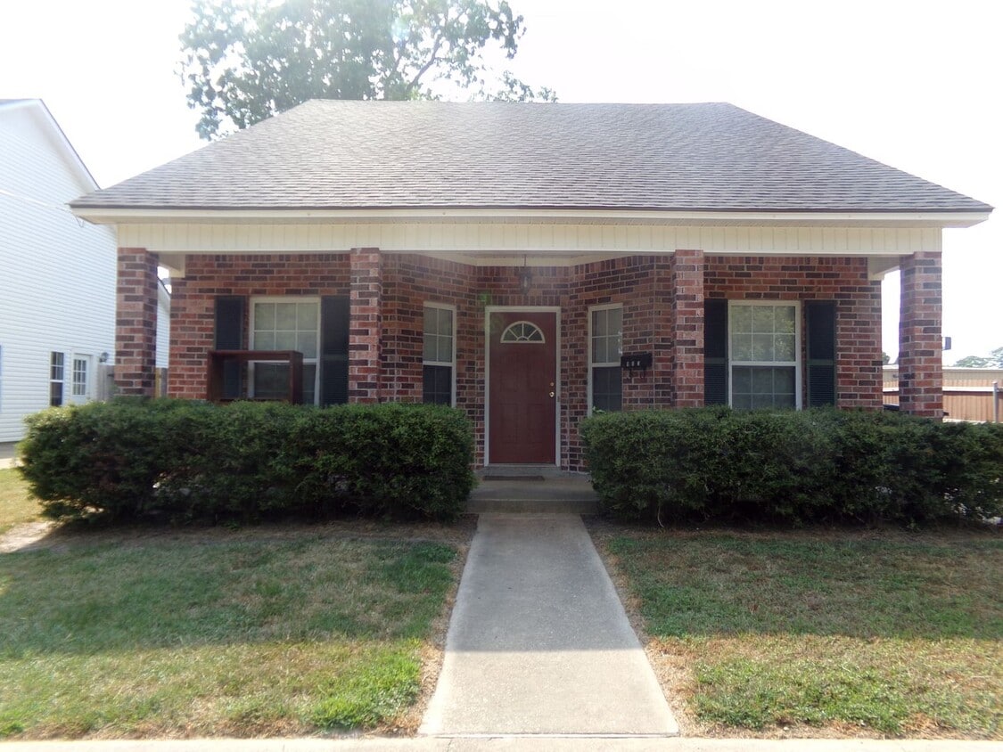 Primary Photo - 903 Cook St