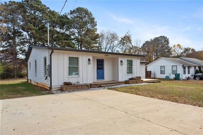 Building Photo - 3258 Highland Dr SE
