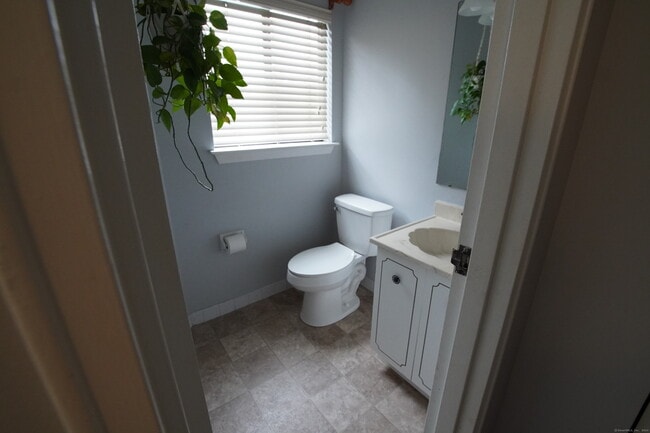 Building Photo - 2 Stonegate Cir