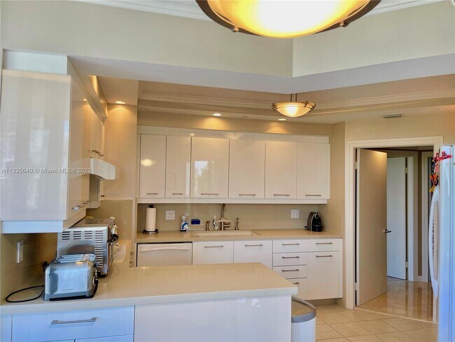 Foto del edificio - 2000 Island Blvd