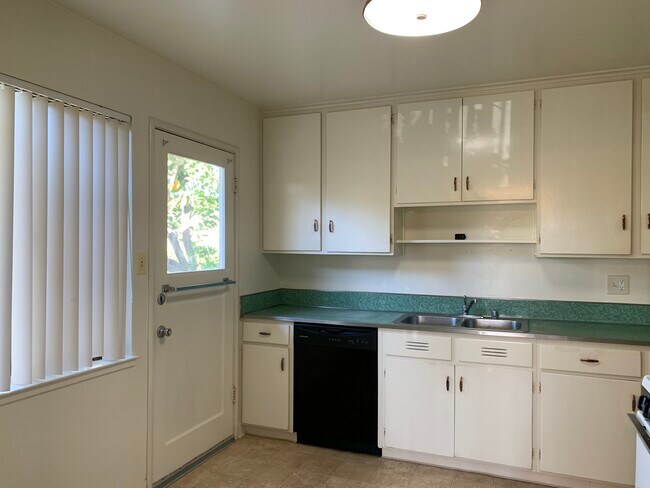 Building Photo - 467 Ositos Ave