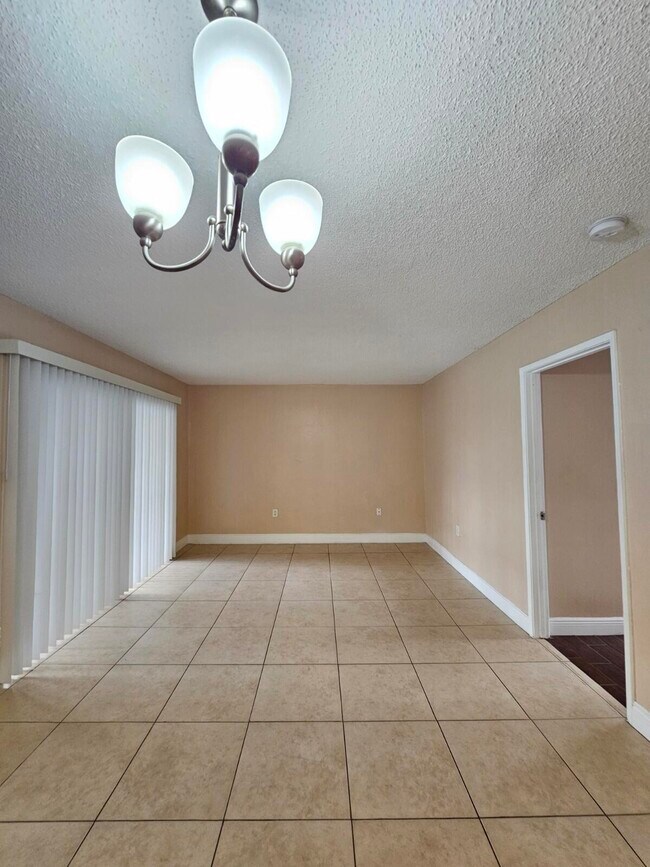 Foto del edificio - 1543 Lake Crystal Dr
