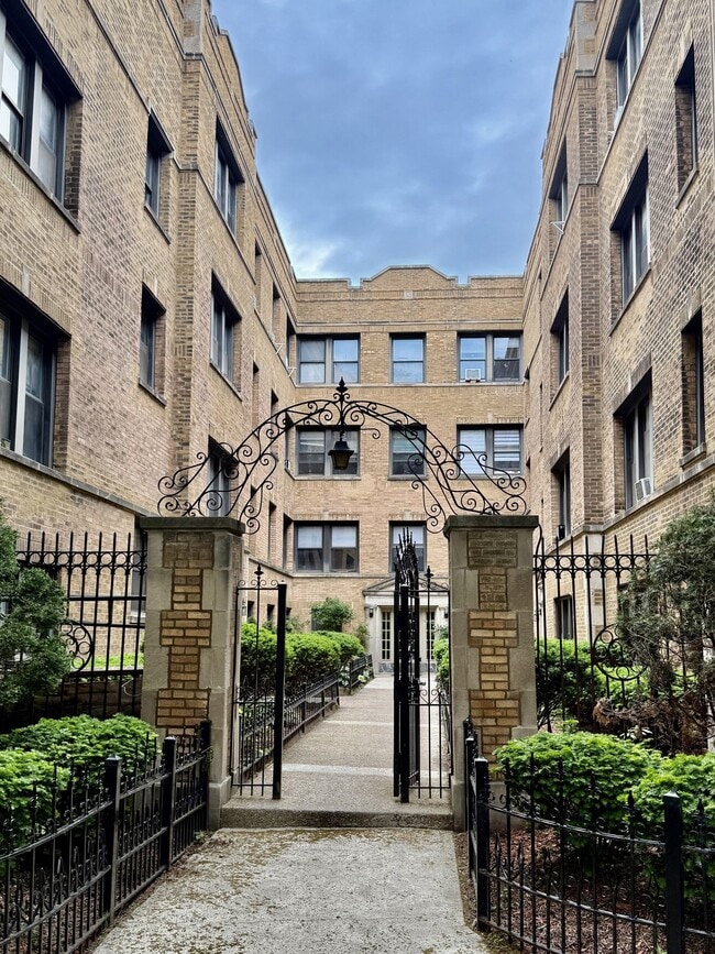 Photo - 3402 W Carmen Ave (Chicago, IL) Apartment