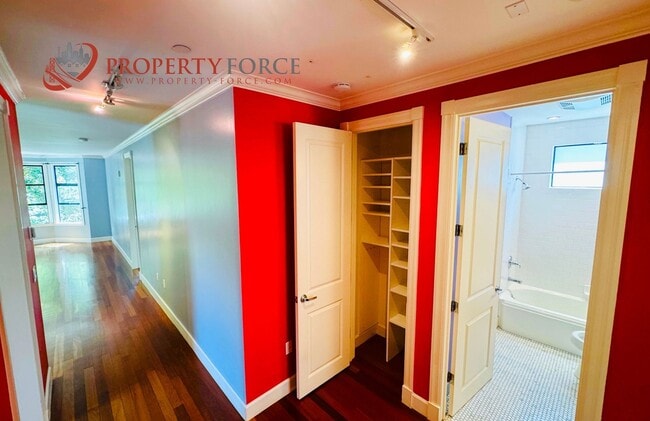 Building Photo - Beautiful 2 Bed 2 bath Available with grea...