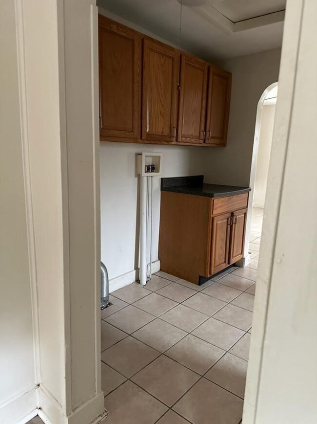 Building Photo - 2 Bedroom House Basement & Garage - Fenced...