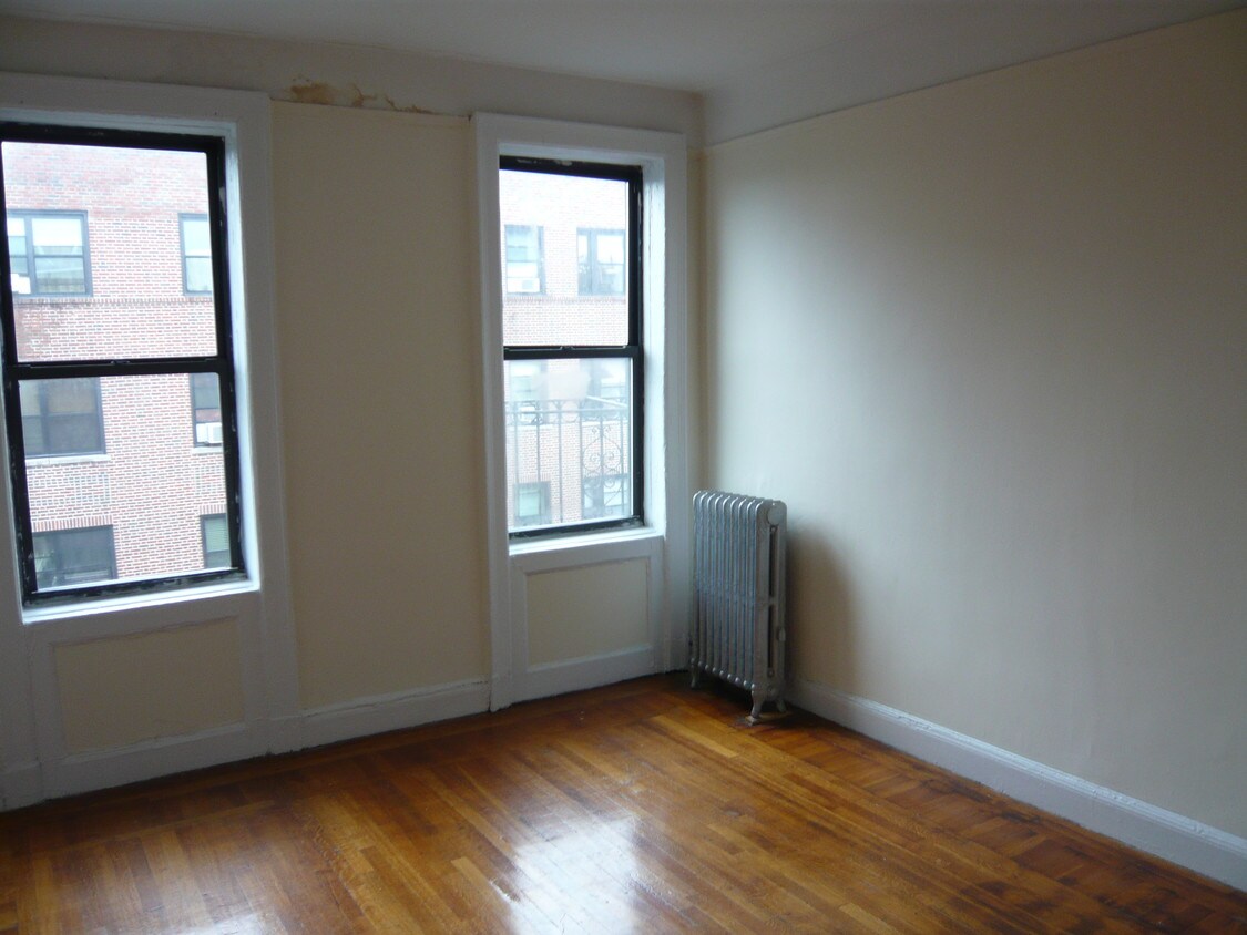 Primary Photo - 2086 Bronx Park E